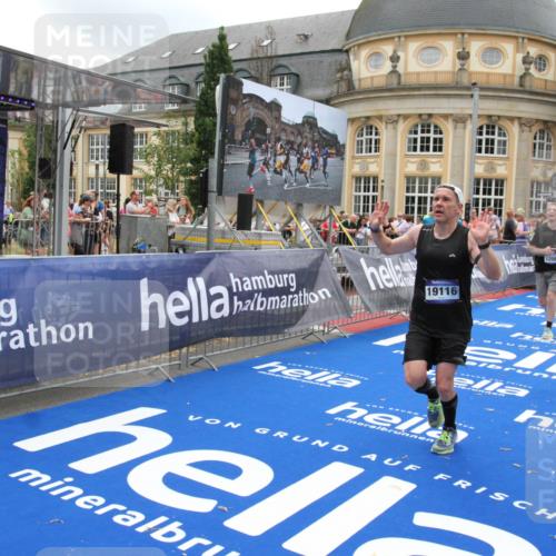 29.06.2025 - hella hamburg halbmarathon Michael Strokosch http://msf.ph/oto/8491571 29.06.2025 10:46:01 Ziel 2189, 4277, 5648, 6532, 8269, 8577, 8871, 10792, 11821, 11936, 12084, 14462, 14911, 15149, 17008, 18081, 18185, 19116 meine-sportfotos.de