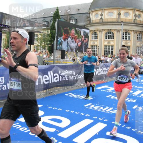 29.06.2025 - hella hamburg halbmarathon Michael Strokosch http://msf.ph/oto/8491592 29.06.2025 10:46:02 Ziel 2189, 4277, 5648, 6532, 8269, 8577, 8871, 11936, 12084, 12269, 14462, 14911, 15149, 17008, 18081, 18185, 19116 meine-sportfotos.de
