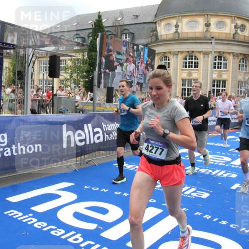 29.06.2025 - hella hamburg halbmarathon Michael Strokosch http://msf.ph/oto/8491602 29.06.2025 10:46:03 Ziel 2189, 4277, 5648, 6460, 6532, 8269, 8577, 8871, 11936, 12084, 12269, 14462, 14804, 15149, 17008, 18081, 19116 meine-sportfotos.de