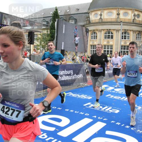 29.06.2025 - hella hamburg halbmarathon Michael Strokosch http://msf.ph/oto/8491611 29.06.2025 10:46:03 Ziel 2189, 4277, 5648, 6460, 6532, 8269, 8577, 8871, 11936, 12084, 12269, 14462, 14804, 15149, 17008, 18081, 19116 meine-sportfotos.de