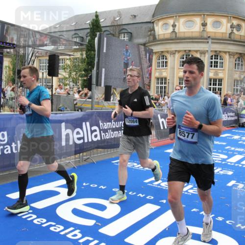 29.06.2025 - hella hamburg halbmarathon Michael Strokosch http://msf.ph/oto/8491621 29.06.2025 10:46:03 Ziel 2189, 4277, 5648, 6460, 6532, 8269, 8577, 8871, 11936, 12084, 12269, 14462, 14804, 15149, 17008, 18081, 19116 meine-sportfotos.de