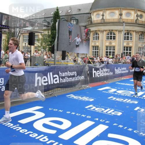 29.06.2025 - hella hamburg halbmarathon Michael Strokosch http://msf.ph/oto/8491635 29.06.2025 10:46:04 Ziel 2189, 4277, 5648, 6460, 8269, 8577, 8871, 9585, 11936, 12084, 12269, 13630, 14462, 14804, 17008, 18081, 19116 meine-sportfotos.de