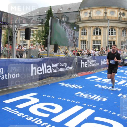 29.06.2025 - hella hamburg halbmarathon Michael Strokosch http://msf.ph/oto/8491643 29.06.2025 10:46:05 Ziel 2189, 5648, 6460, 8269, 8577, 8871, 9585, 11936, 12084, 12269, 13630, 14462, 14804, 17008, 18081 meine-sportfotos.de