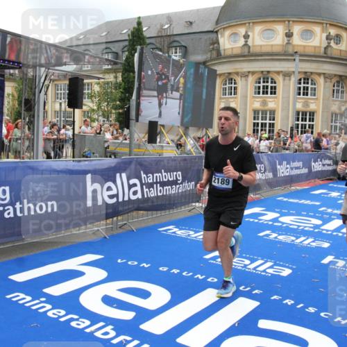 29.06.2025 - hella hamburg halbmarathon Michael Strokosch http://msf.ph/oto/8491660 29.06.2025 10:46:05 Ziel 2189, 5648, 6460, 8269, 8577, 8871, 9585, 11936, 12084, 12269, 13630, 14462, 14804, 17008, 18081 meine-sportfotos.de