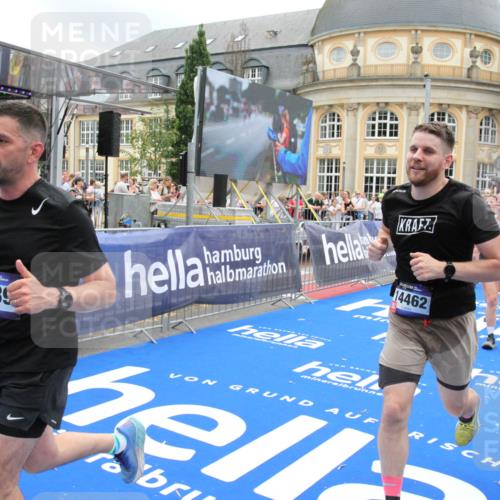29.06.2025 - hella hamburg halbmarathon Michael Strokosch http://msf.ph/oto/8491671 29.06.2025 10:46:06 Ziel 2189, 5648, 6460, 8269, 9585, 11936, 12084, 12269, 13630, 14462, 14804, 17008, 18081, 18702 meine-sportfotos.de