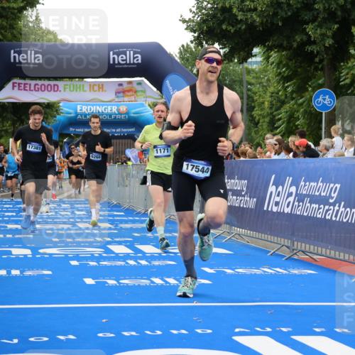 29.06.2025 - hella hamburg halbmarathon Strokosch-Dieckow http://msf.ph/oto/8491688 29.06.2025 10:45:00 Ziel 1171, 1424, 1520, 2270, 2890, 3917, 4425, 4997, 6266, 7709, 7843, 9030, 9710, 10313, 10741, 11688, 13919, 15334, 15365, 16058, 16689, 17381, 17382, 17406, 17544, 18055, 18631 meine-sportfotos.de