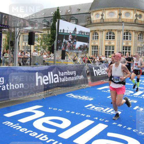 29.06.2025 - hella hamburg halbmarathon Michael Strokosch http://msf.ph/oto/8491692 29.06.2025 10:46:07 Ziel 2189, 5648, 6460, 7961, 8269, 9585, 11936, 12269, 13630, 14462, 14804, 18081, 18702 meine-sportfotos.de