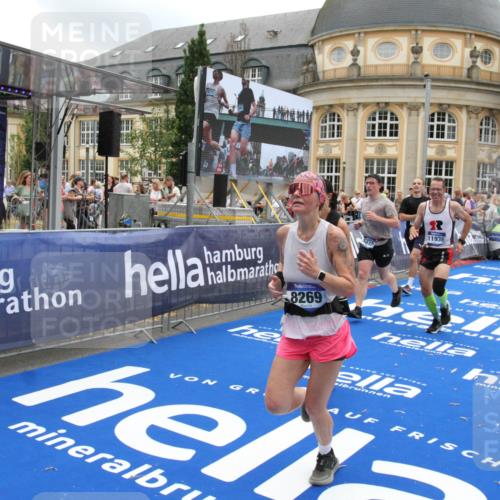 29.06.2025 - hella hamburg halbmarathon Michael Strokosch http://msf.ph/oto/8491701 29.06.2025 10:46:07 Ziel 2189, 5648, 6460, 7961, 8269, 9585, 11936, 12269, 13630, 14462, 14804, 18081, 18702 meine-sportfotos.de