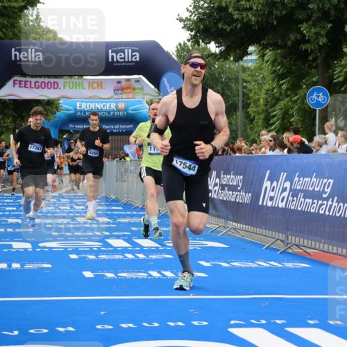29.06.2025 - hella hamburg halbmarathon Strokosch-Dieckow http://msf.ph/oto/8491768 29.06.2025 10:45:00 Ziel 1171, 1424, 1520, 2270, 2890, 3917, 4425, 4997, 6266, 7709, 7843, 9030, 9710, 10313, 10741, 11688, 13919, 15334, 15365, 16058, 16689, 17381, 17382, 17406, 17544, 18055, 18631 meine-sportfotos.de