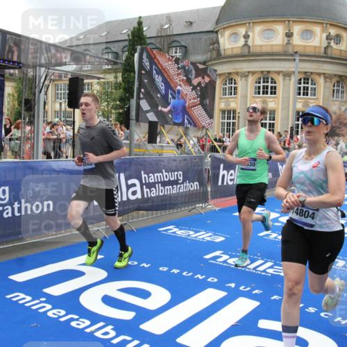 29.06.2025 - hella hamburg halbmarathon Michael Strokosch http://msf.ph/oto/8491849 29.06.2025 10:46:11 Ziel 1759, 2707, 3087, 6460, 7450, 7961, 9585, 11094, 11125, 12269, 13630, 14804, 16136, 16466, 16475, 18702, 18797 meine-sportfotos.de