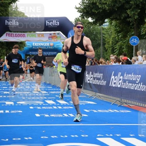 29.06.2025 - hella hamburg halbmarathon Strokosch-Dieckow http://msf.ph/oto/8491852 29.06.2025 10:45:00 Ziel 1171, 1424, 1520, 2270, 2890, 3917, 4425, 4997, 6266, 7709, 7843, 9030, 9710, 10313, 10741, 11688, 13919, 15334, 15365, 16058, 16689, 17381, 17382, 17406, 17544, 18055, 18631 meine-sportfotos.de