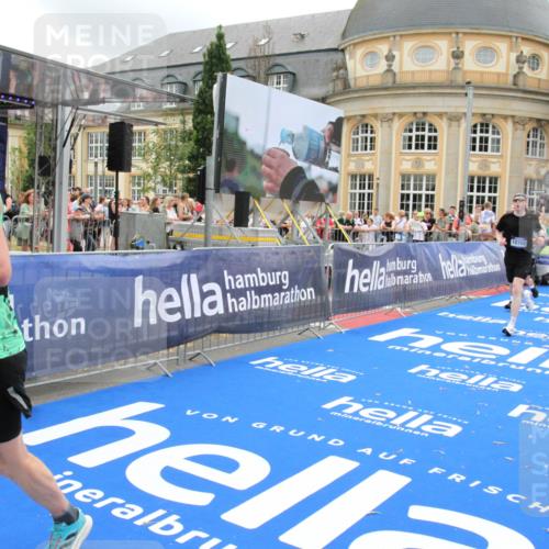 29.06.2025 - hella hamburg halbmarathon Michael Strokosch http://msf.ph/oto/8491881 29.06.2025 10:46:12 Ziel 1759, 2707, 3087, 6460, 7450, 7961, 9585, 11094, 11125, 13630, 14804, 16136, 16466, 16475, 18702, 18797 meine-sportfotos.de
