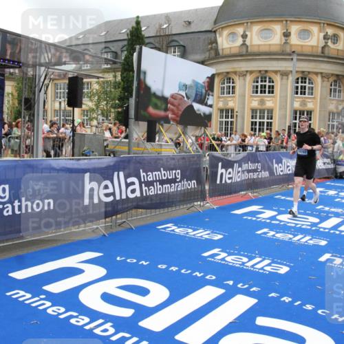 29.06.2025 - hella hamburg halbmarathon Michael Strokosch http://msf.ph/oto/8491904 29.06.2025 10:46:12 Ziel 1759, 2707, 3087, 6460, 7450, 7961, 9585, 11094, 11125, 13630, 14804, 16136, 16466, 16475, 18702, 18797 meine-sportfotos.de
