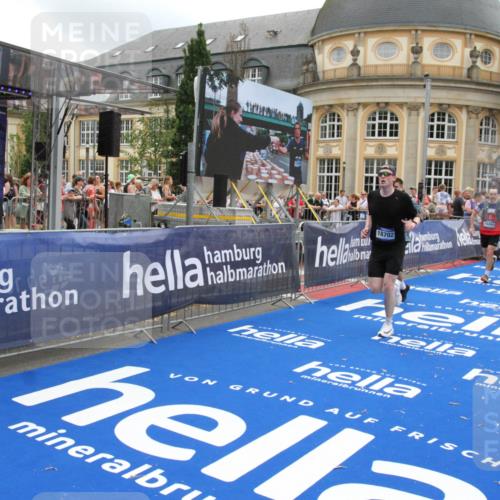 29.06.2025 - hella hamburg halbmarathon Michael Strokosch http://msf.ph/oto/8491919 29.06.2025 10:46:12 Ziel 1759, 2707, 3087, 6460, 7450, 7961, 9585, 11094, 11125, 13630, 14804, 16136, 16466, 16475, 18702, 18797 meine-sportfotos.de