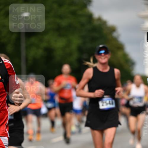 29.06.2025 - hella hamburg halbmarathon Dr. Thomas Lammeyer http://msf.ph/oto/8491953 29.06.2025 10:22:07 Kennedybrücke 1067, 1298, 1458, 1477, 1554, 1622, 1641, 1982, 2087, 2094, 2147, 2305, 2548, 2931, 3138, 3482, 3977, 4194, 4738, 4804, 5002, 5004, 5023, 5290, 5294, 6332, 7094, 7160, 7641, 7649, 7882, 8144, 8248, 8607, 9539, 9586, 9717, 9734, 9798, 9834, 10332, 10509, 10831, 11275, 11352, 11372 meine-sportfotos.de