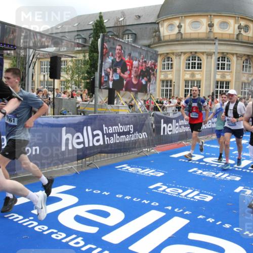 29.06.2025 - hella hamburg halbmarathon Michael Strokosch http://msf.ph/oto/8491956 29.06.2025 10:46:14 Ziel 1569, 1759, 2048, 2590, 2707, 3087, 4949, 6388, 7450, 7961, 10796, 11094, 11125, 16136, 16466, 16475, 17190, 18702, 18797 meine-sportfotos.de
