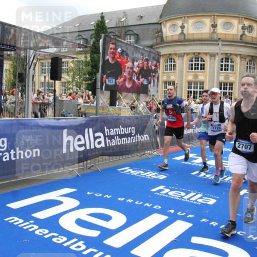 29.06.2025 - hella hamburg halbmarathon Michael Strokosch http://msf.ph/oto/8491967 29.06.2025 10:46:14 Ziel 1569, 1759, 2048, 2590, 2707, 3087, 4949, 6388, 7450, 7961, 10796, 11094, 11125, 16136, 16466, 16475, 17190, 18702, 18797 meine-sportfotos.de
