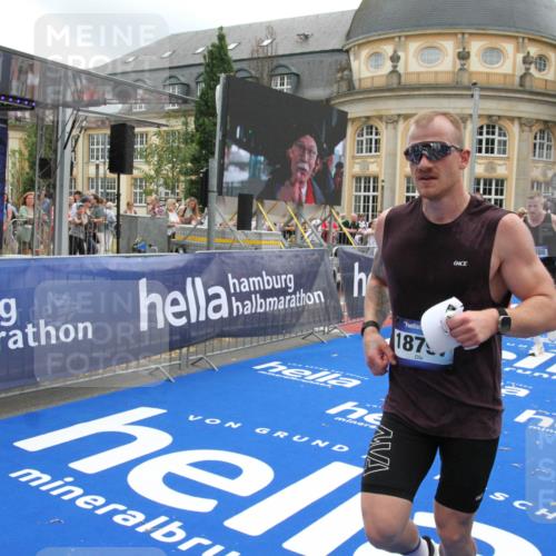 29.06.2025 - hella hamburg halbmarathon Michael Strokosch http://msf.ph/oto/8492097 29.06.2025 10:46:18 Ziel 1569, 1759, 2048, 2590, 3056, 3087, 4949, 6388, 7450, 9497, 10796, 11094, 14200, 14262, 17190, 18797 meine-sportfotos.de