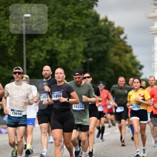 29.06.2025 - hella hamburg halbmarathon Dr. Thomas Lammeyer http://msf.ph/oto/8492124 29.06.2025 10:22:11 Kennedybrücke 1067, 1268, 1298, 1477, 1554, 1641, 1982, 2087, 2094, 2147, 2305, 2548, 2931, 3482, 3977, 4194, 4738, 4804, 5002, 5004, 5023, 5290, 5294, 6332, 7094, 7160, 7641, 7649, 7838, 7882, 7883, 8144, 8248, 9539, 9586, 9717, 9734, 9798, 9834, 9844, 10174, 10332, 10831, 10908, 10946, 11275, 11352 meine-sportfotos.de
