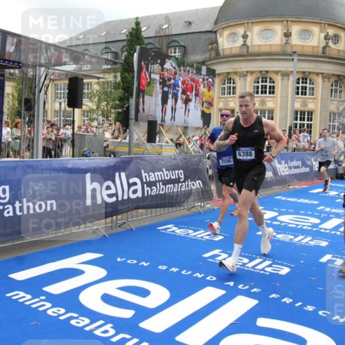 29.06.2025 - hella hamburg halbmarathon Michael Strokosch http://msf.ph/oto/8492125 29.06.2025 10:46:19 Ziel 1569, 2048, 2590, 3056, 4949, 6388, 6691, 7450, 9497, 10796, 11094, 14200, 14262, 17190, 18118, 18797 meine-sportfotos.de