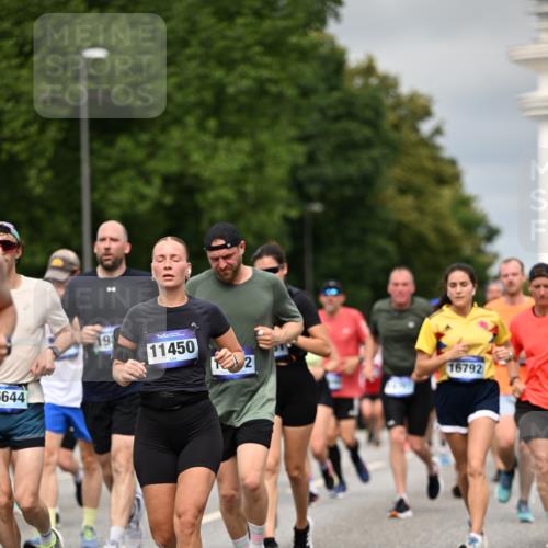 29.06.2025 - hella hamburg halbmarathon Dr. Thomas Lammeyer http://msf.ph/oto/8492146 29.06.2025 10:22:11 Kennedybrücke 1067, 1268, 1298, 1477, 1554, 1641, 1982, 2087, 2094, 2147, 2305, 2548, 2931, 3482, 3977, 4194, 4738, 4804, 5002, 5004, 5023, 5290, 5294, 6332, 7094, 7160, 7641, 7649, 7838, 7882, 7883, 8144, 8248, 9539, 9586, 9717, 9734, 9798, 9834, 9844, 10174, 10332, 10831, 10908, 10946, 11275, 11352 meine-sportfotos.de