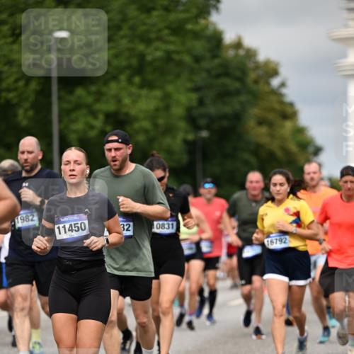 29.06.2025 - hella hamburg halbmarathon Dr. Thomas Lammeyer http://msf.ph/oto/8492160 29.06.2025 10:22:12 Kennedybrücke 1067, 1268, 1298, 1477, 1554, 1641, 1982, 2087, 2094, 2147, 2305, 2548, 2931, 3482, 3977, 4194, 4738, 4804, 5002, 5004, 5023, 5290, 5294, 6332, 7094, 7160, 7641, 7649, 7838, 7882, 7883, 8144, 8248, 9539, 9586, 9717, 9734, 9798, 9834, 9844, 10174, 10332, 10831, 10908, 10946, 11275, 11352 meine-sportfotos.de