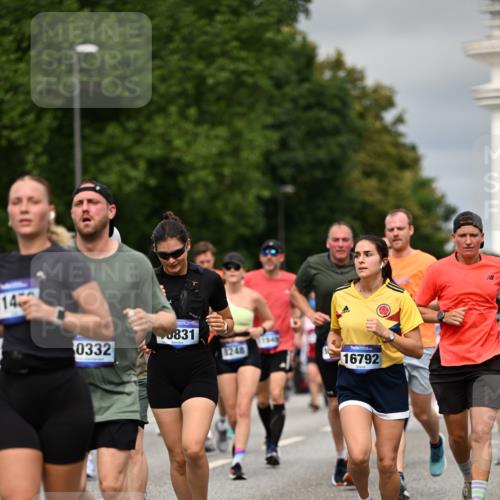 29.06.2025 - hella hamburg halbmarathon Dr. Thomas Lammeyer http://msf.ph/oto/8492176 29.06.2025 10:22:12 Kennedybrücke 1067, 1268, 1298, 1477, 1554, 1641, 1982, 2087, 2094, 2147, 2305, 2548, 2931, 3482, 3977, 4194, 4738, 4804, 5002, 5004, 5023, 5290, 5294, 6332, 7094, 7160, 7641, 7649, 7838, 7882, 7883, 8144, 8248, 9539, 9586, 9717, 9734, 9798, 9834, 9844, 10174, 10332, 10831, 10908, 10946, 11275, 11352 meine-sportfotos.de