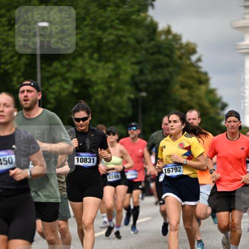 29.06.2025 - hella hamburg halbmarathon Dr. Thomas Lammeyer http://msf.ph/oto/8492181 29.06.2025 10:22:12 Kennedybrücke 1067, 1268, 1298, 1477, 1554, 1641, 1982, 2087, 2094, 2147, 2305, 2548, 2931, 3482, 3977, 4194, 4738, 4804, 5002, 5004, 5023, 5290, 5294, 6332, 7094, 7160, 7641, 7649, 7838, 7882, 7883, 8144, 8248, 9539, 9586, 9717, 9734, 9798, 9834, 9844, 10174, 10332, 10831, 10908, 10946, 11275, 11352 meine-sportfotos.de