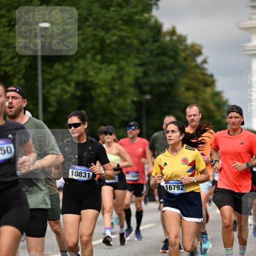 29.06.2025 - hella hamburg halbmarathon Dr. Thomas Lammeyer http://msf.ph/oto/8492187 29.06.2025 10:22:13 Kennedybrücke 1067, 1268, 1298, 1477, 1554, 1641, 1982, 2087, 2094, 2147, 2305, 2548, 3482, 3977, 4194, 4738, 4804, 5002, 5004, 5023, 5290, 5294, 6332, 7094, 7160, 7413, 7641, 7649, 7838, 7882, 7883, 8144, 8248, 9539, 9586, 9717, 9734, 9798, 9834, 9844, 10174, 10332, 10831, 10908, 10946, 11275, 11352 meine-sportfotos.de