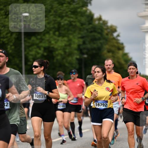 29.06.2025 - hella hamburg halbmarathon Dr. Thomas Lammeyer http://msf.ph/oto/8492195 29.06.2025 10:22:13 Kennedybrücke 1067, 1268, 1298, 1477, 1554, 1641, 1982, 2087, 2094, 2147, 2305, 2548, 3482, 3977, 4194, 4738, 4804, 5002, 5004, 5023, 5290, 5294, 6332, 7094, 7160, 7413, 7641, 7649, 7838, 7882, 7883, 8144, 8248, 9539, 9586, 9717, 9734, 9798, 9834, 9844, 10174, 10332, 10831, 10908, 10946, 11275, 11352 meine-sportfotos.de