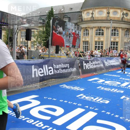 29.06.2025 - hella hamburg halbmarathon Michael Strokosch http://msf.ph/oto/8492210 29.06.2025 10:46:22 Ziel 1569, 1600, 2048, 2590, 3056, 4949, 6388, 6691, 8142, 9497, 10796, 12171, 12651, 13698, 14200, 14262, 16127, 17190, 18118, 18211 meine-sportfotos.de