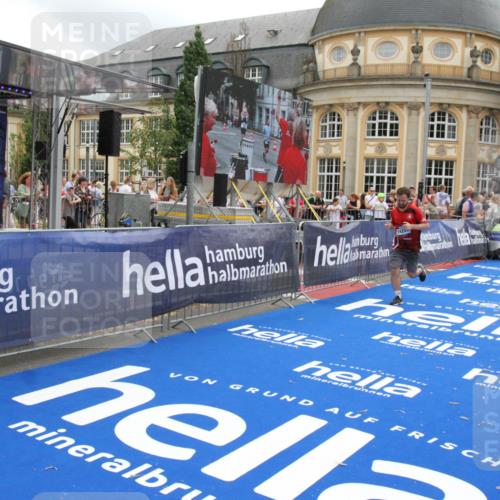 29.06.2025 - hella hamburg halbmarathon Michael Strokosch http://msf.ph/oto/8492219 29.06.2025 10:46:23 Ziel 1600, 2048, 3056, 4949, 6691, 7335, 8142, 9497, 11185, 11773, 12171, 12651, 13698, 14200, 14262, 16127, 17190, 18118, 18211, 18637 meine-sportfotos.de