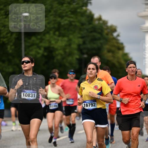 29.06.2025 - hella hamburg halbmarathon Dr. Thomas Lammeyer http://msf.ph/oto/8492226 29.06.2025 10:22:13 Kennedybrücke 1067, 1268, 1298, 1477, 1554, 1641, 1982, 2087, 2094, 2147, 2305, 2548, 3482, 3977, 4194, 4738, 4804, 5002, 5004, 5023, 5290, 5294, 6332, 7094, 7160, 7413, 7641, 7649, 7838, 7882, 7883, 8144, 8248, 9539, 9586, 9717, 9734, 9798, 9834, 9844, 10174, 10332, 10831, 10908, 10946, 11275, 11352 meine-sportfotos.de