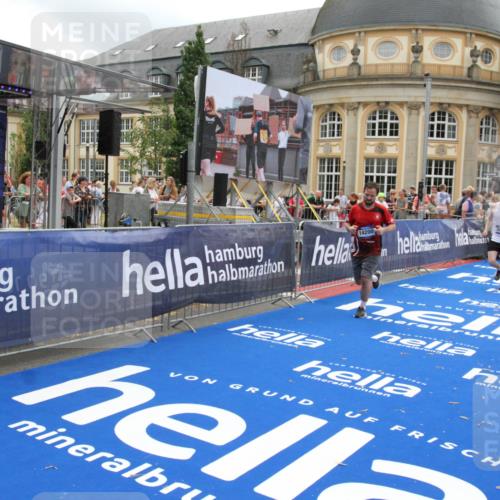 29.06.2025 - hella hamburg halbmarathon Michael Strokosch http://msf.ph/oto/8492231 29.06.2025 10:46:24 Ziel 1600, 2222, 2842, 3056, 6421, 6691, 7335, 8142, 9497, 11185, 11773, 12171, 12651, 13698, 14045, 14200, 14262, 16127, 18118, 18211, 18637 meine-sportfotos.de