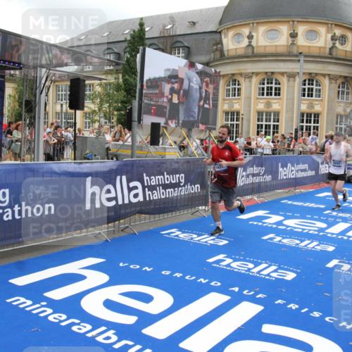 29.06.2025 - hella hamburg halbmarathon Michael Strokosch http://msf.ph/oto/8492250 29.06.2025 10:46:24 Ziel 1600, 2222, 2842, 3056, 6421, 6691, 7335, 8142, 9497, 11185, 11773, 12171, 12651, 13698, 14045, 14200, 14262, 16127, 18118, 18211, 18637 meine-sportfotos.de