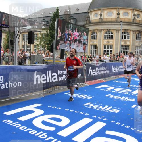 29.06.2025 - hella hamburg halbmarathon Michael Strokosch http://msf.ph/oto/8492263 29.06.2025 10:46:24 Ziel 1600, 2222, 2842, 3056, 6421, 6691, 7335, 8142, 9497, 11185, 11773, 12171, 12651, 13698, 14045, 14200, 14262, 16127, 18118, 18211, 18637 meine-sportfotos.de