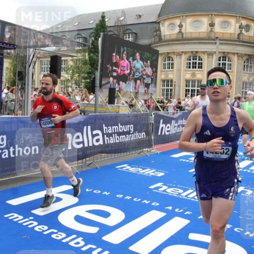 29.06.2025 - hella hamburg halbmarathon Michael Strokosch http://msf.ph/oto/8492284 29.06.2025 10:46:25 Ziel 1600, 2222, 2842, 6421, 6691, 7335, 8142, 11185, 11773, 12171, 12651, 13698, 14045, 14200, 14228, 14262, 14482, 15157, 16127, 18118, 18211, 18637, 19209 meine-sportfotos.de