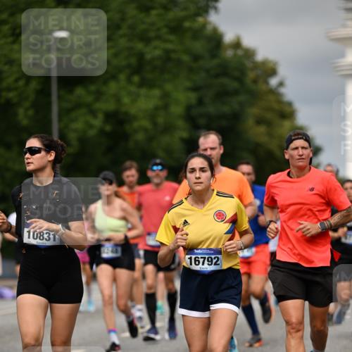 29.06.2025 - hella hamburg halbmarathon Dr. Thomas Lammeyer http://msf.ph/oto/8492302 29.06.2025 10:22:13 Kennedybrücke 1067, 1268, 1298, 1477, 1554, 1641, 1982, 2087, 2094, 2147, 2305, 2548, 3482, 3977, 4194, 4738, 4804, 5002, 5004, 5023, 5290, 5294, 6332, 7094, 7160, 7413, 7641, 7649, 7838, 7882, 7883, 8144, 8248, 9539, 9586, 9717, 9734, 9798, 9834, 9844, 10174, 10332, 10831, 10908, 10946, 11275, 11352 meine-sportfotos.de