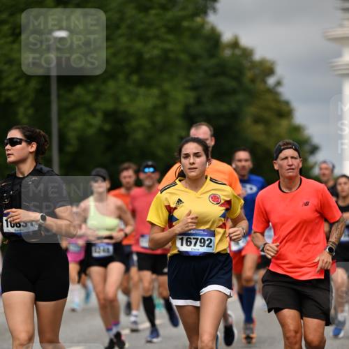 29.06.2025 - hella hamburg halbmarathon Dr. Thomas Lammeyer http://msf.ph/oto/8492314 29.06.2025 10:22:13 Kennedybrücke 1067, 1268, 1298, 1477, 1554, 1641, 1982, 2087, 2094, 2147, 2305, 2548, 3482, 3977, 4194, 4738, 4804, 5002, 5004, 5023, 5290, 5294, 6332, 7094, 7160, 7413, 7641, 7649, 7838, 7882, 7883, 8144, 8248, 9539, 9586, 9717, 9734, 9798, 9834, 9844, 10174, 10332, 10831, 10908, 10946, 11275, 11352 meine-sportfotos.de