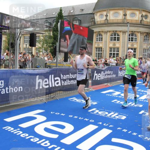 29.06.2025 - hella hamburg halbmarathon Michael Strokosch http://msf.ph/oto/8492315 29.06.2025 10:46:26 Ziel 1600, 2222, 2842, 4237, 6421, 6691, 6978, 7335, 8142, 8981, 11185, 11773, 12171, 12651, 12891, 13698, 14045, 14200, 14228, 14262, 14482, 15157, 16127, 18118, 18211, 18637, 19209 meine-sportfotos.de