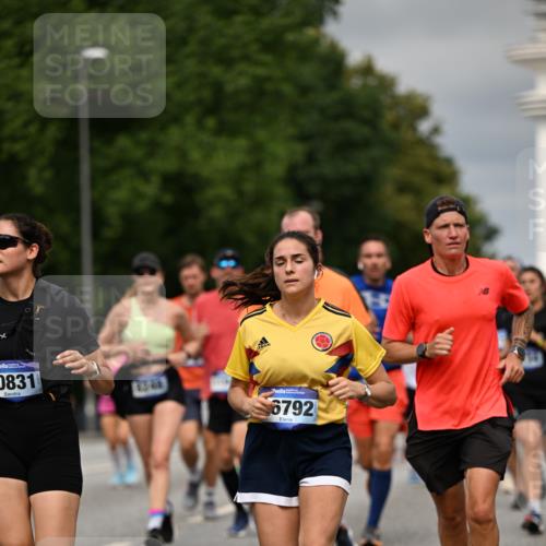 29.06.2025 - hella hamburg halbmarathon Dr. Thomas Lammeyer http://msf.ph/oto/8492333 29.06.2025 10:22:14 Kennedybrücke 1067, 1268, 1298, 1477, 1554, 1641, 1982, 2087, 2147, 2305, 2548, 2634, 3482, 3977, 4194, 4738, 4804, 5002, 5004, 5023, 5290, 5294, 6332, 7094, 7160, 7413, 7641, 7649, 7838, 7882, 7883, 8144, 8248, 9539, 9586, 9717, 9734, 9798, 9834, 9844, 10174, 10332, 10831, 10908, 10946, 11275, 11352 meine-sportfotos.de