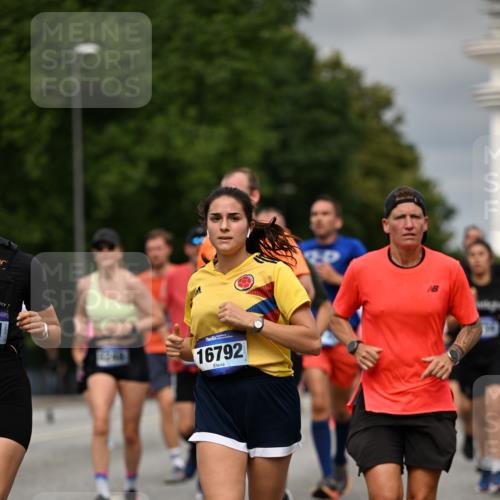 29.06.2025 - hella hamburg halbmarathon Dr. Thomas Lammeyer http://msf.ph/oto/8492363 29.06.2025 10:22:14 Kennedybrücke 1067, 1268, 1298, 1477, 1554, 1641, 1982, 2087, 2147, 2305, 2548, 2634, 3482, 3977, 4194, 4738, 4804, 5002, 5004, 5023, 5290, 5294, 6332, 7094, 7160, 7413, 7641, 7649, 7838, 7882, 7883, 8144, 8248, 9539, 9586, 9717, 9734, 9798, 9834, 9844, 10174, 10332, 10831, 10908, 10946, 11275, 11352 meine-sportfotos.de