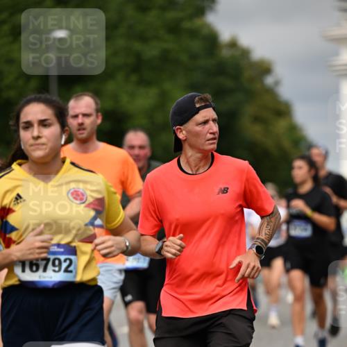 29.06.2025 - hella hamburg halbmarathon Dr. Thomas Lammeyer http://msf.ph/oto/8492463 29.06.2025 10:22:15 Kennedybrücke 1067, 1268, 1298, 1477, 1554, 1641, 1982, 2087, 2147, 2305, 2548, 2634, 3482, 3977, 4194, 4738, 4804, 5002, 5004, 5023, 5290, 5294, 6332, 7094, 7160, 7413, 7641, 7649, 7838, 7882, 7883, 8144, 8248, 9539, 9586, 9717, 9734, 9798, 9834, 9844, 10174, 10332, 10831, 10908, 10946, 11275, 11352 meine-sportfotos.de