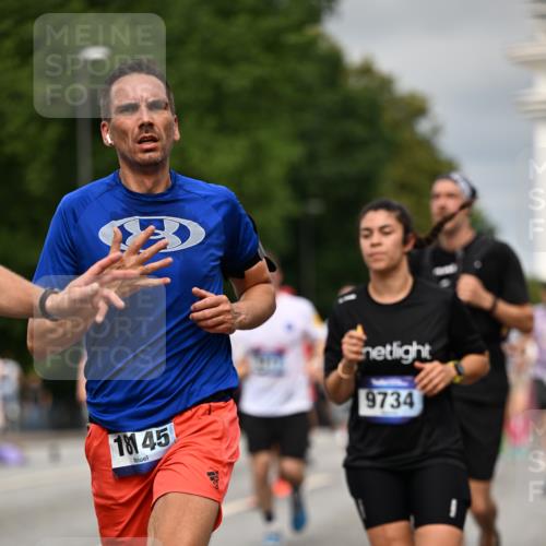29.06.2025 - hella hamburg halbmarathon Dr. Thomas Lammeyer http://msf.ph/oto/8492596 29.06.2025 10:22:17 Kennedybrücke 1067, 1268, 1298, 1477, 1554, 1641, 1820, 1982, 2087, 2147, 2305, 2548, 2634, 3125, 3482, 3977, 4194, 4738, 4804, 5023, 5290, 5294, 5909, 6332, 7094, 7160, 7413, 7641, 7649, 7838, 7882, 7883, 8248, 9539, 9586, 9717, 9734, 9798, 9834, 9844, 10174, 10332, 10659, 10831, 10908, 10946, 11352 meine-sportfotos.de