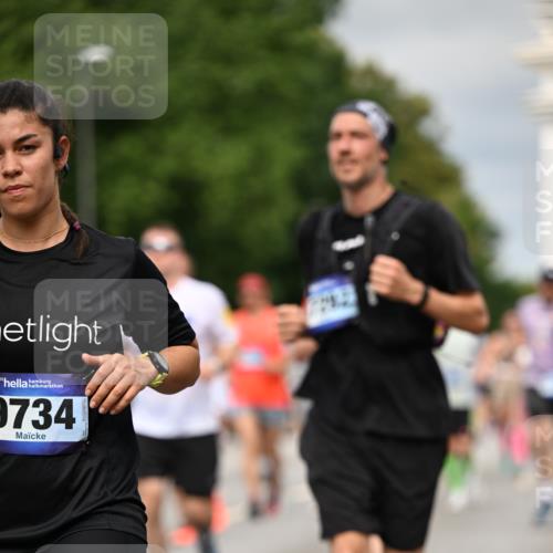 29.06.2025 - hella hamburg halbmarathon Dr. Thomas Lammeyer http://msf.ph/oto/8492655 29.06.2025 10:22:19 Kennedybrücke 1067, 1268, 1298, 1477, 1641, 1820, 1982, 2087, 2147, 2305, 2548, 2634, 3125, 3482, 3977, 4194, 4738, 4804, 5023, 5290, 5294, 5909, 6332, 7094, 7160, 7413, 7641, 7649, 7838, 7882, 7883, 8248, 9539, 9586, 9717, 9734, 9834, 9844, 10174, 10332, 10659, 10831, 10908, 10946, 11352 meine-sportfotos.de