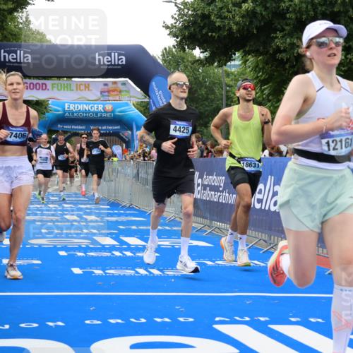 29.06.2025 - hella hamburg halbmarathon Strokosch-Dieckow http://msf.ph/oto/8492753 29.06.2025 10:44:53 Ziel 1171, 1424, 1520, 1941, 2098, 2890, 3004, 3098, 3785, 4425, 4915, 7056, 7167, 7325, 9030, 9720, 12161, 16058, 16834, 17381, 17382, 17406, 17544, 18055, 18631, 19207, 19210 meine-sportfotos.de