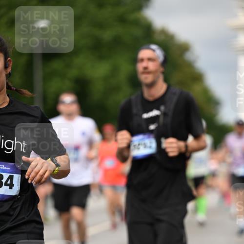 29.06.2025 - hella hamburg halbmarathon Dr. Thomas Lammeyer http://msf.ph/oto/8492838 29.06.2025 10:22:19 Kennedybrücke 1067, 1268, 1298, 1477, 1641, 1820, 1982, 2087, 2147, 2305, 2548, 2634, 3125, 3482, 3977, 4194, 4738, 4804, 5023, 5290, 5294, 5909, 6332, 7094, 7160, 7413, 7641, 7649, 7838, 7882, 7883, 8248, 9539, 9586, 9717, 9734, 9834, 9844, 10174, 10332, 10659, 10831, 10908, 10946, 11352 meine-sportfotos.de