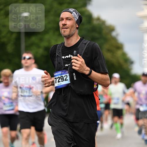 29.06.2025 - hella hamburg halbmarathon Dr. Thomas Lammeyer http://msf.ph/oto/8492857 29.06.2025 10:22:19 Kennedybrücke 1067, 1268, 1298, 1477, 1641, 1820, 1982, 2087, 2147, 2305, 2548, 2634, 3125, 3482, 3977, 4194, 4738, 4804, 5023, 5290, 5294, 5909, 6332, 7094, 7160, 7413, 7641, 7649, 7838, 7882, 7883, 8248, 9539, 9586, 9717, 9734, 9834, 9844, 10174, 10332, 10659, 10831, 10908, 10946, 11352 meine-sportfotos.de