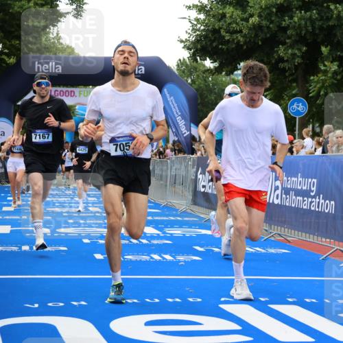 29.06.2025 - hella hamburg halbmarathon Strokosch-Dieckow http://msf.ph/oto/8492955 29.06.2025 10:44:51 Ziel 1424, 1520, 1941, 2098, 2890, 2970, 3004, 3098, 3785, 4270, 4425, 4915, 7056, 7167, 7325, 9030, 9720, 12161, 16058, 16834, 17382, 17406, 17544, 18055, 18631, 19207, 19210 meine-sportfotos.de