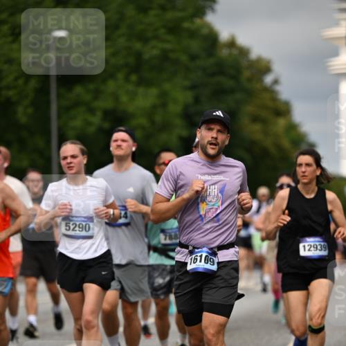 29.06.2025 - hella hamburg halbmarathon Dr. Thomas Lammeyer http://msf.ph/oto/8492966 29.06.2025 10:22:22 Kennedybrücke 1067, 1268, 1298, 1477, 1641, 1820, 1982, 2087, 2305, 2634, 3125, 3482, 3977, 4194, 4738, 4804, 5023, 5290, 5909, 6332, 7160, 7413, 7649, 7838, 7882, 7883, 8248, 8341, 9539, 9586, 9717, 9734, 9834, 9844, 10174, 10332, 10659, 10831, 10908, 10946, 11352 meine-sportfotos.de